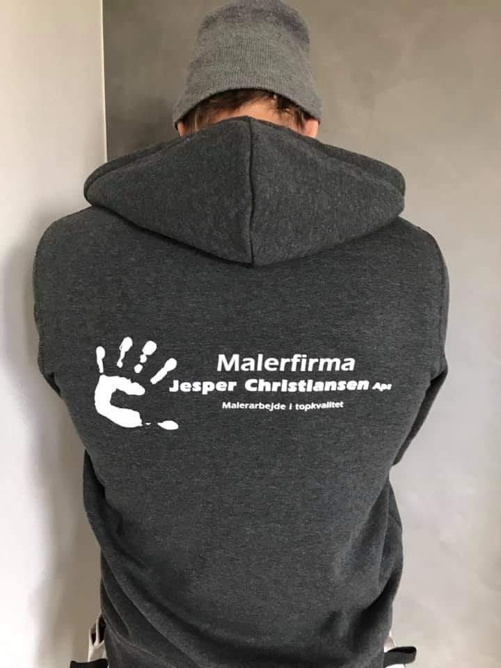 Hoodie med logoet til "Malerfirma Jesper Christensen" på ryggen